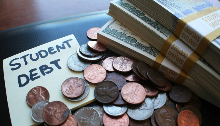 Danny Crenshaw – 4 Simple Tips For Students To Save Money and Stay Out Of Debts While In College