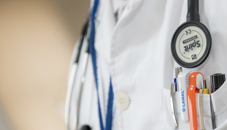 close-up-doctor-health-42273